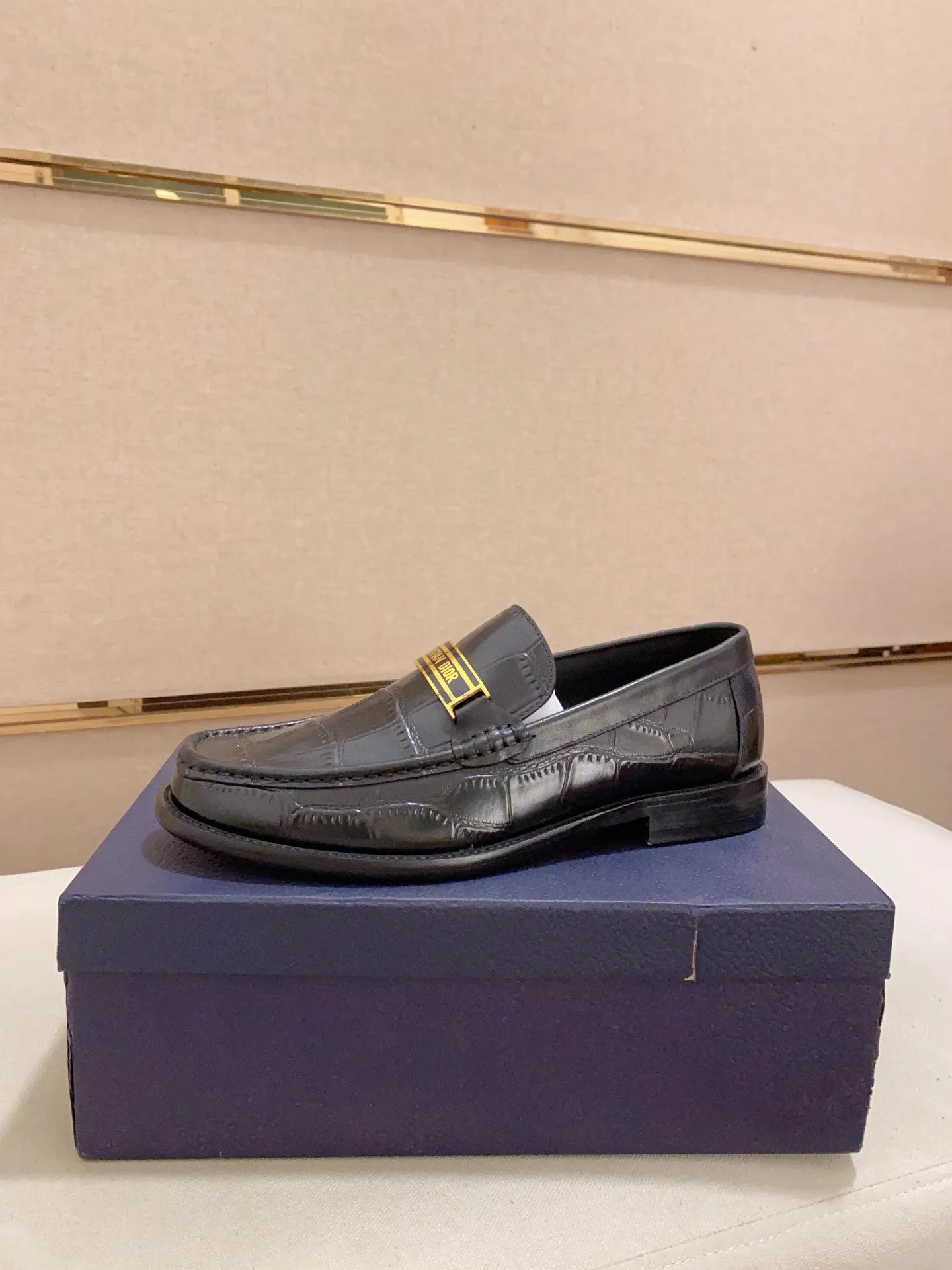 Men's shoes 💰: 560💰 High-end version of Dior Dior's new series. Famous actors and internet celebrities wear super popular designs. The sculptures of French artist Niki de Saint Phalle are designed as rings. Material: Imported original material ➕Painted cowhide Foot pads: cowhide Outsole: Rubber outsole Men's shoe size: 38~44 Can be customized to size 45